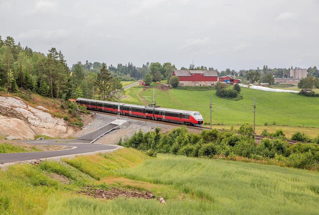 Tog 120 Halden Oslo krysser anleggsveien mellom Roås og Ski 25.07.