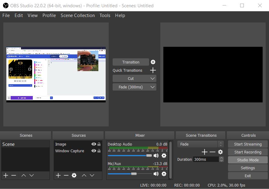 Obs studio vises her med et Window capture av Firefox (Skjermbilde fangst av selve programvinduet) samt et image capture som viser et bilde av en Micro:Bit oppe i høyre hjørne av scenen som