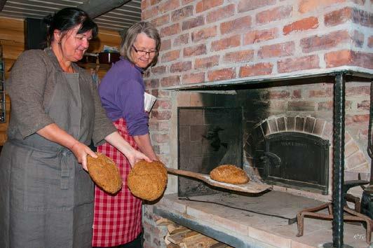 Hver tirsdag gjennomføres dugnadsarbeid ved Kystkultursenteret. Her fra bakerovnen i Riggerloftet der Kramgodgruppa stker bl.a. brød. Bildet til venstre viser arbeid med Slppen.