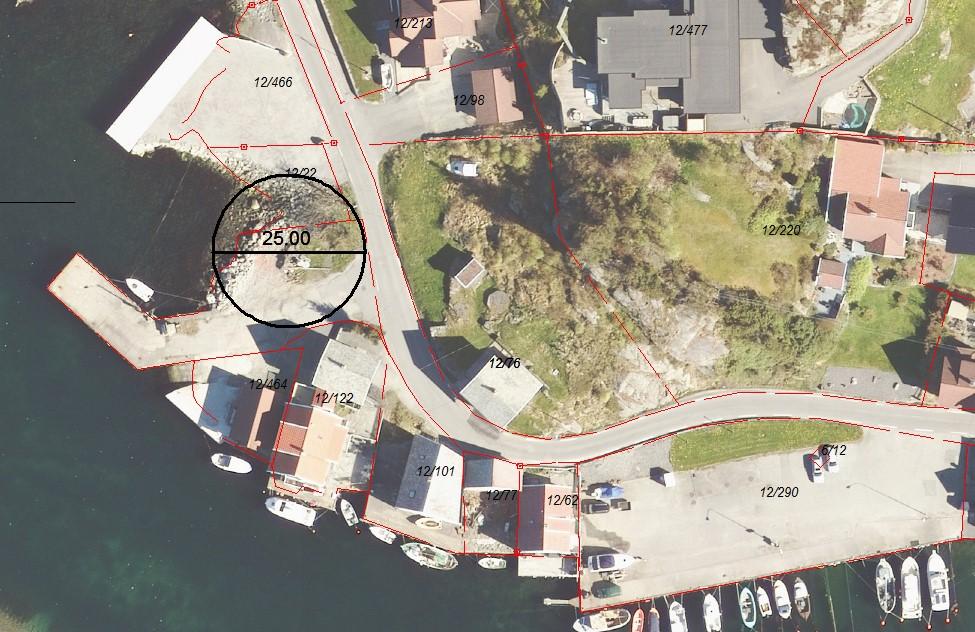 Eksisterende båtopptrekk Ortofoto, sirkel markerer nødvendig areal for snuplass. Kommunal kai med muligheter for parkering ligger nede i høyre hjørne (12/290) av bildet Alt.