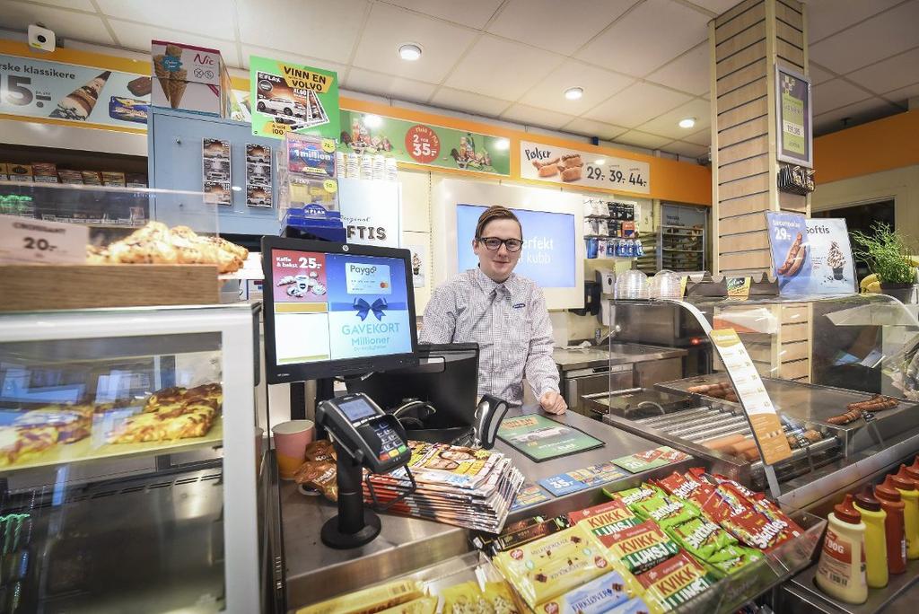 Kjøpmann hos Narvesen i Glasshuset, Geir Kåre Mortensen, er svært fornøyd med Myhrs innsats og arbeidsvilje. Mortensen startet i jobben 1. mai og det tok kun to uker før han tilbydde Myhr fast jobb.