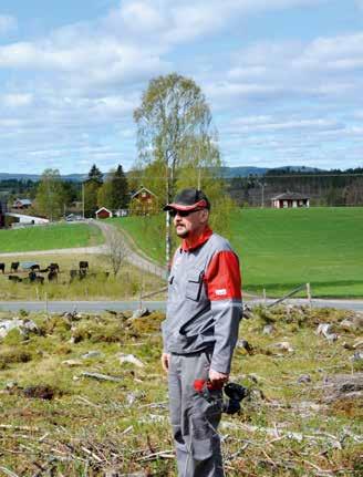 Alle kalver etter kviger får litt ekstra råmjølk som Jørn Terje får fra en mjølkebonde i nærheten. Den samme bonden høster grovfôret.