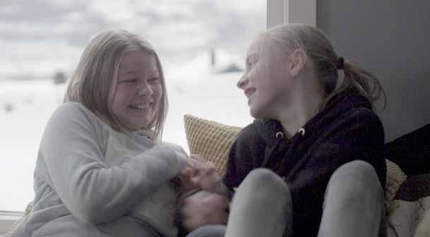 Scene 8-9. linnea: «ÅÅÅÅ, det er Karoline som spør om jeg vil komme til henne. Nå!» karolines pappa: «Nå får jeg jammen meg skjerpe meg.