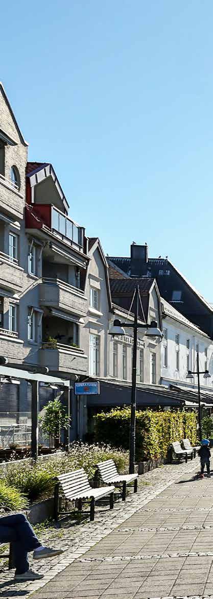 BELIGGENHET Leiligheten ligger midt i smørøyet, i Fredrikstad sentrum. Her er du bare 100 meter fra bryggepromenaden hvor du finner et stort utvalg av restauranter, uteserveringer og kule utesteder.