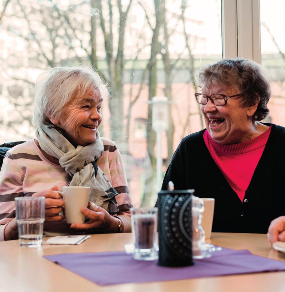 Sjukeheimane må tilby varierte aktivitetar. Det må vere rom for frivillige som t.d. besøksvener og barnehage- og skulebesøk. Institusjonane må ha tilbod om musikkterapi og sansehagar.