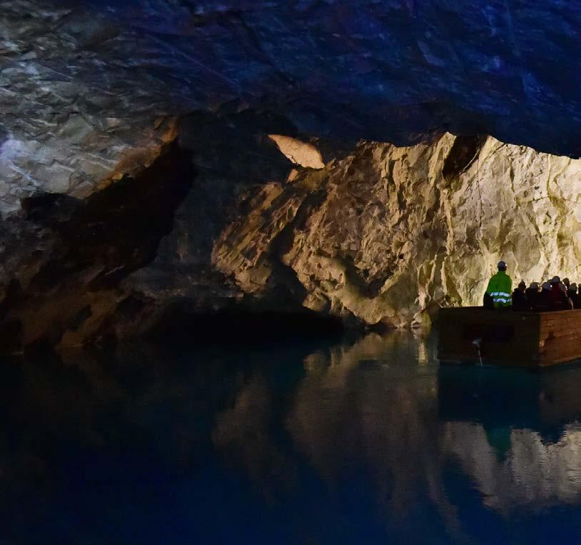 28 Frøya En spasertur gjennom tusen år JENS HAUGEN / HURTIGRUTEN 11A HITRA 11A Kos deg på en guidet tur gjennom byen som en gang var Norges hovedstad.