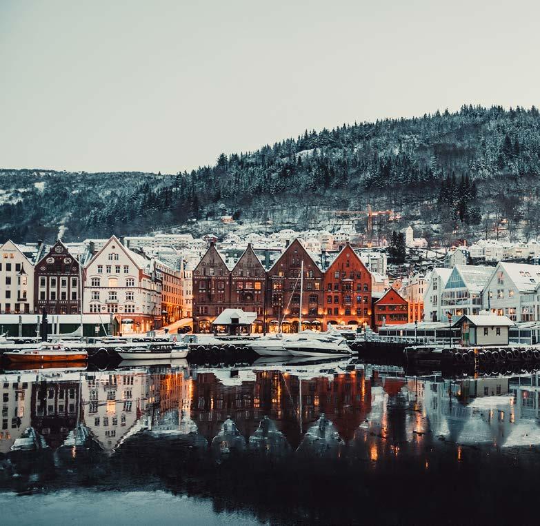 Frodige frukthager og brearmer strekker seg mot glitrende innsjøer og frådende fossefall. Nyt denne vakre utsikten og pass på at du får utnyttet de siste timene om bord.