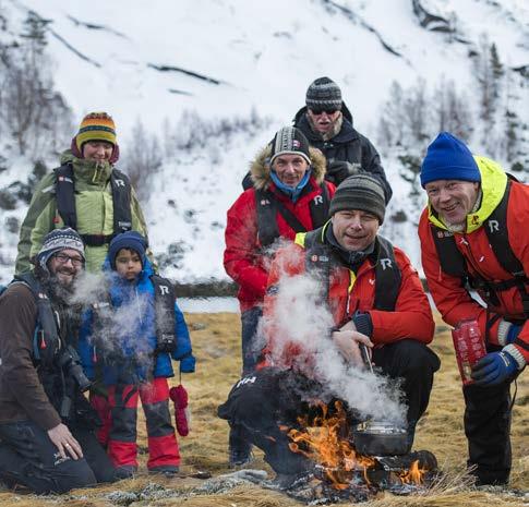 RUNE KONGSRO / HURTIGRUTEN Sommerklær Sommerværet langs kysten kan være skiftende, så i tillegg til T-skjorte, shorts og sandaler, er det lurt å pakke en varm genser, en lett jakke (vannavstøtende),