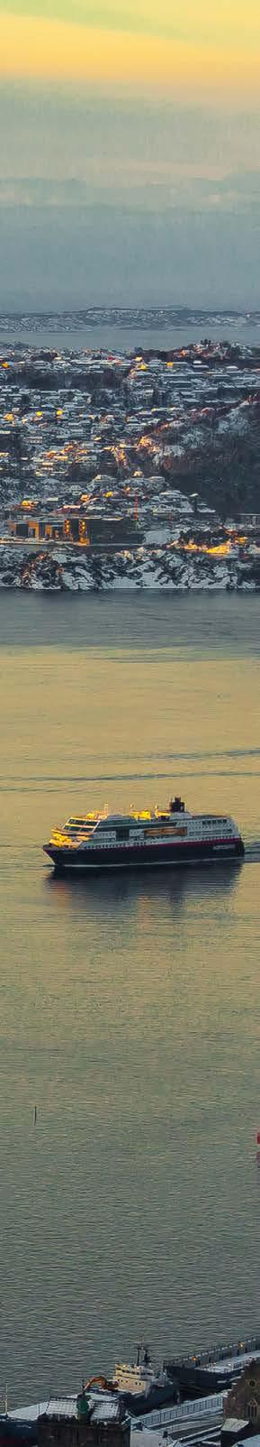 Etter middag kan du bruke resten av kvelden til å slappe av, enten på dekk eller i panoramasalongen, mens vi seiler forbi det vakre kystog fjordlandskapet.