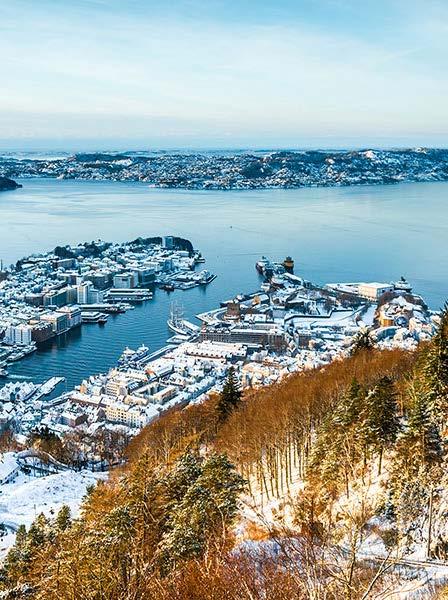 Før avreise bør du utforske fargerike Bryggen, smake sjømat på Fisketorget og kanskje ta en tur opp i høyden med Fløibanen og nyte utsikten over byen og skjærgården.