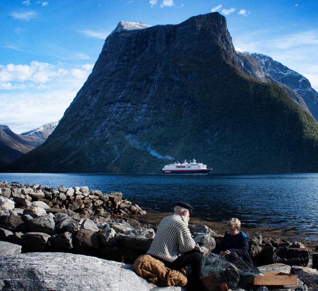 Dag 2 Nordgående rute FLORØ MOLDE Fjordenes stillhet Frøya SHUTTERSTOCK HITRA Kajakkpadling i Ålesund 2K Molde 8 Ålesund er kjent for sin unike arkitektur i jugendstil, men før