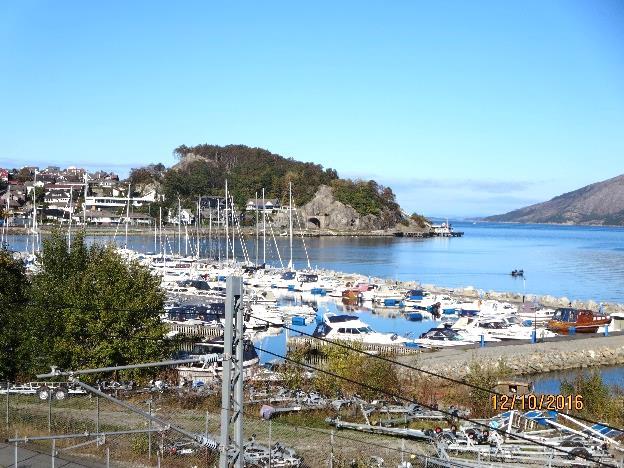 Båthavnen ligger fint til Luravika (høyre). Verdivurdering: Området er kun attraktivt for de som har båtplass i sør og bystrand i nord. Området vurderes å ha middels verdi. 5.2.