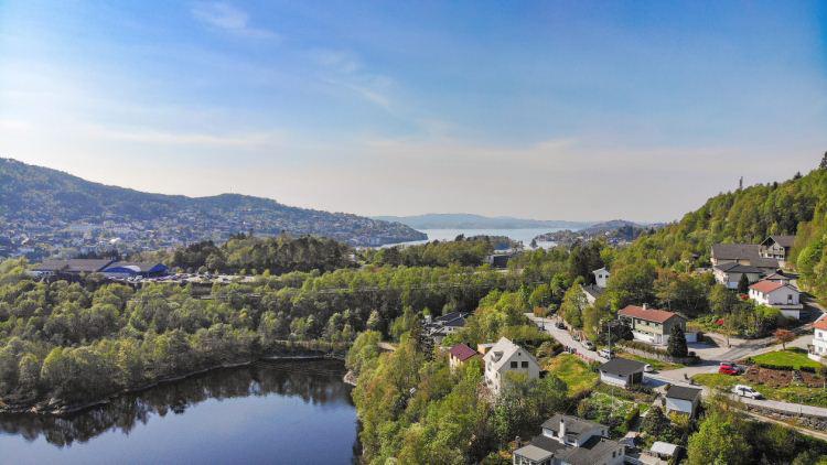 Stuen Eiendommmen har en praktisk og fin beliggenhet i Selvikveien, med enkel adkomst og kort vei til både Åsane og Bergen sentrum.