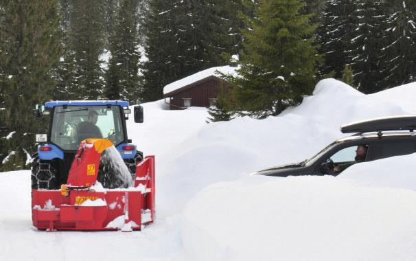 Nedbrekksklaff Bruk av nedbrekksklaff for mellomlagring av snø mellom traktor og fres ved passering av innkjørsler og lignende.