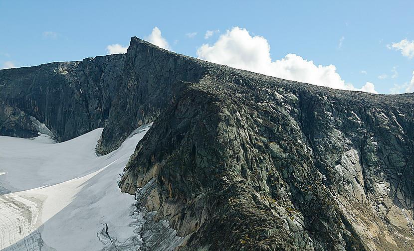 Kvassryggen (2071 moh) og Høgdebrotet (2226 moh), evt med Eggen (2041 moh) En dag på Norges tak med Leirungsdalen og Besseggen/Gjende som kulisser.