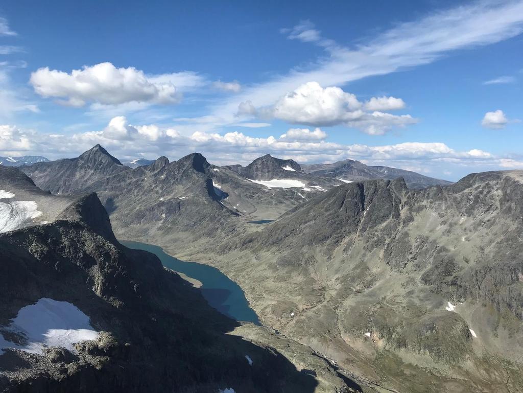 2-dagers Svartdalen Store Knutsholstind (2341), samt Vestre (2250) og Mitre (2130) Leirungsstind En spesiell turopplevelse der vi bestiger tre 2000-metere i løpet av 2 dager, inkludert Gjendealpenes