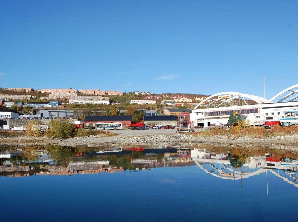 Fra høyre: Hangar, brakker, splintvernmur og slipp på Skattøra. Foto: Troms fylkeskommune 1. Eiendomsinformasjon Tidligere Skattøra Sjøflyhavn ligger på gnr./bnr.