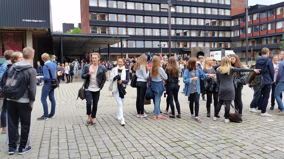 En skole og et universitet Universitetsskole og universitetssamarbeid Elevene møter forskere og