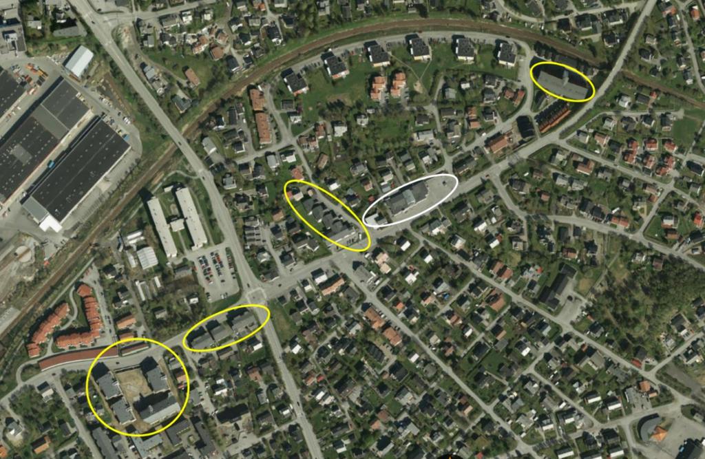 Figur 11: Stedets karakter. Lavblkker vist med gul sirkel g ellipse. Fra vest til øst: Rønvikveien 32-38, Østensenveien 1-9, Bruveien 1 g Einmveien 25. Planmrådet vist med hvit ellipse.