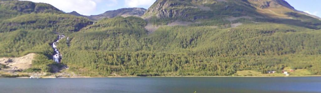 Oversiktsbilde Turrelva, med fossen, til venstre. Tunet med samiske kulturminner til høyre i bildet.