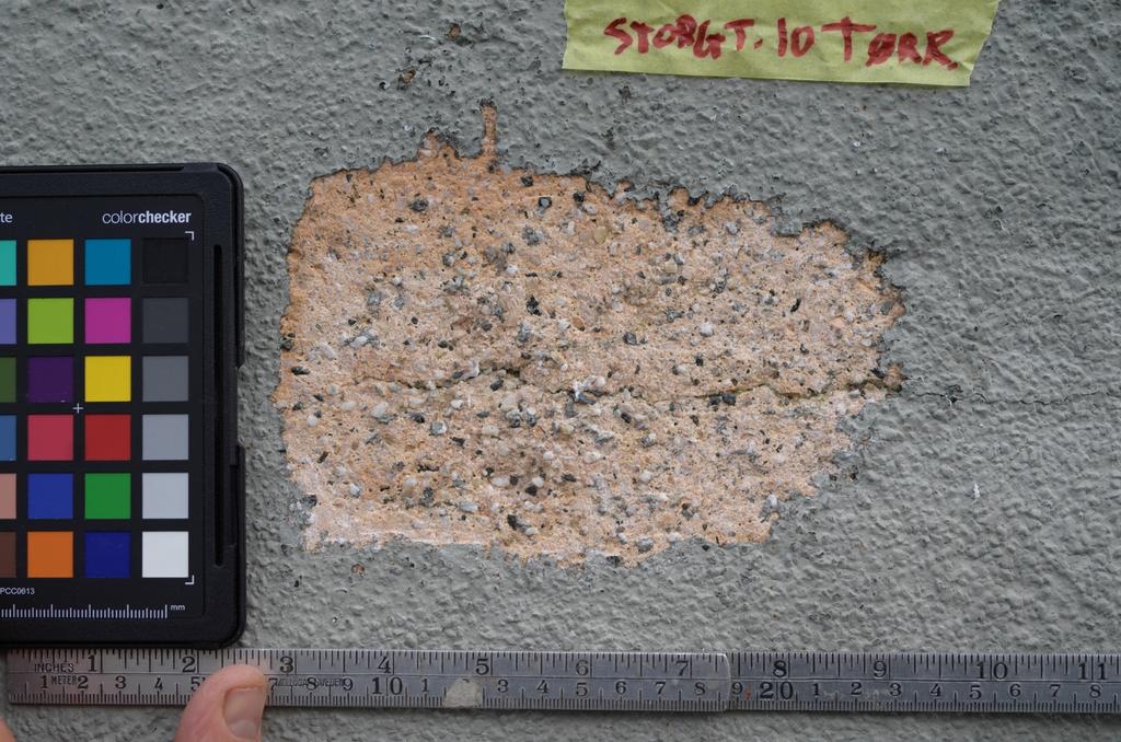 Bildet over viser avdekkingsprøven som ble utført med colorchecker og metermål for å lettere kunne kartlegge steinfraksjoner(tilslag) ved en senere rekonstruksjon av den rosa mineralitten.