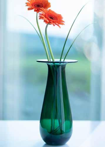 Han kan dette med blomster og hvordan vasene bør se ut. Hans formgivning er inspirert av myke vanndråper, og de fine kragene holder godt på blomstene og hjelper dem med å stå vakkert.