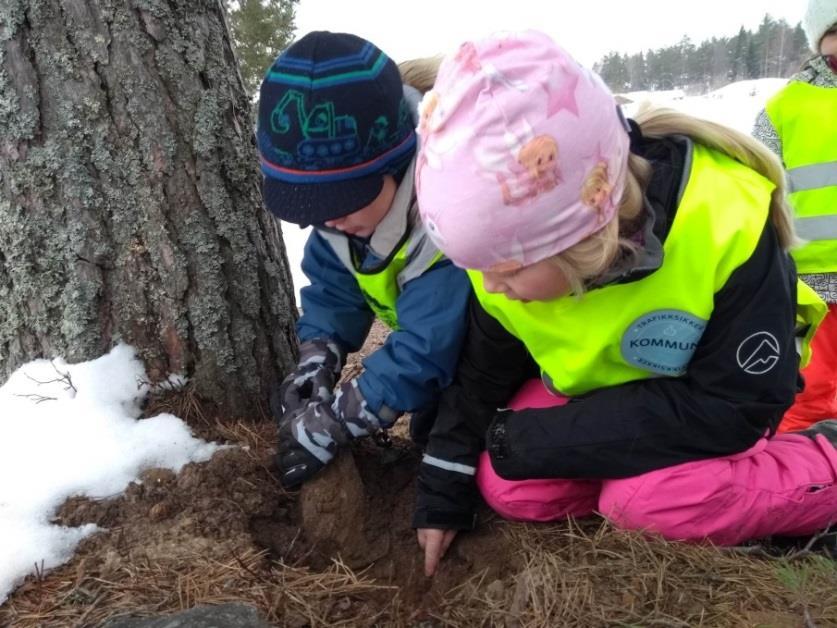 Fantasien, evnen til å finne løsninger, språk g kmmunikasjnen g samarbeidsevnen blir stimulert g utviklet mens de leker.