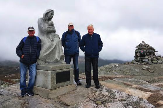 Madonnaen ved Trillemarka - en populær turrute Av Jan Arne Dammen LOKALLAGSSTOFF Fra venstre: Åge Kristiansen, Finn Higraff og Johan Stenseth LHL Røyken og Hurum arrangerte tur for sine