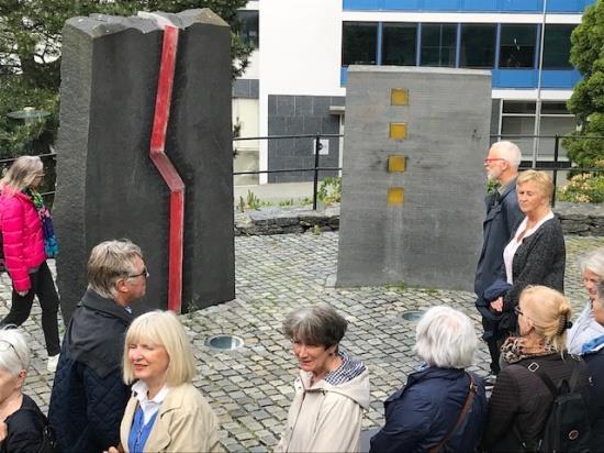 Referat fra Skulpturvandringen på Vestre Platå Tekst Solveig Fløgstad, foto Helge Endresen Da Eli Frøyland Olsen stilte seg opp på trappen til Det