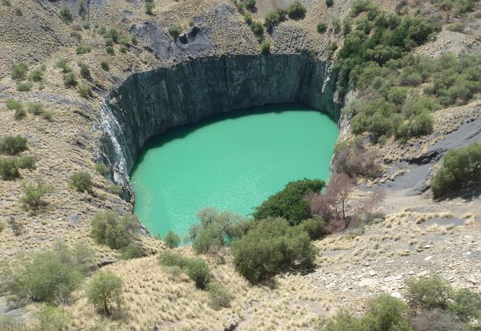 Så hvis du skal se «the big hole» så må man betale litt for transport