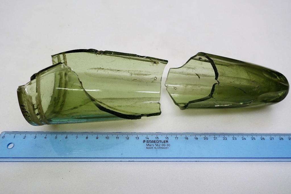 Figur 3: Glassbeger fra Vasshus (C3301). To av reparasjonshullene på bildet er uten sprekker, mens det tredje er det tydelige sprekker rundt. Foto: Kristin Bakken. 4.