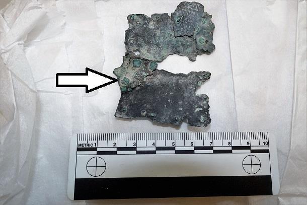 Figur 27: Vestlandskjele fra Vestly (S8635l). En lapp på en fragmentert del av karet. Foto: Kristin Bakken. Ferdighetsnivå: Som på de andre bronsekarene.
