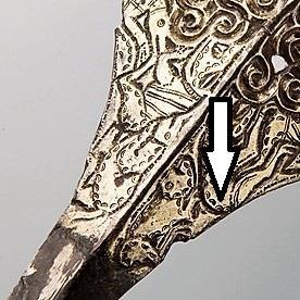 Figur 33: Relieffspenne (T9822) og skjoldformet spenne (B2299) med buet mønster.