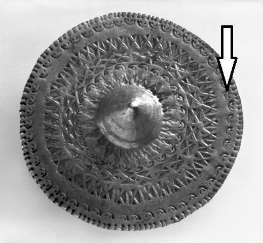 Bildene er bearbeidet av forfatteren. Figur 34: Sølvbeslag(B4590ee) med buet mønster fra et reparert glass.