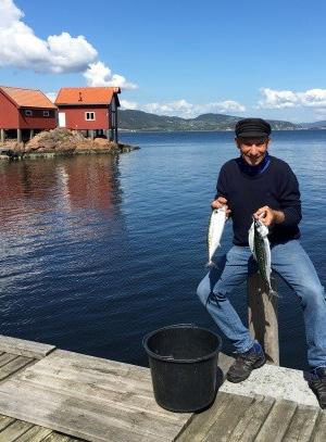 Han kjenner hver bukt på Hurumlandet, og forteller oss historien om stedsnavn, fiskelykke og ikke minst tilbereding av fisk.