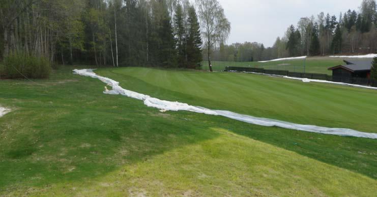 Det som kanskje ikke var fullt så imponerende ved Asker GK var at vinterduken ikke hadde blitt bretta sammen og kjørt inn, men blitt liggende i greenområdene fra fjerning 10.april til vår befaring 25.