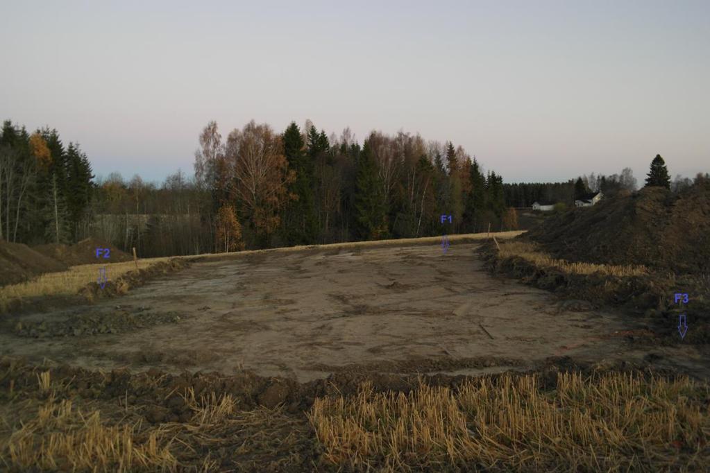 Foto 2: Del av lokaliteten ID173086, med kokegropene F1, F2 og F3. I skogholtet bak i bildet ligger gravfeltet ID61653. Sett mot nord-nordvest.