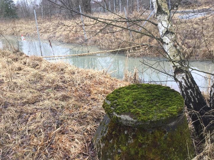 Figur 7: Til venstre vises gruslagt del av nytt brannøvingsområde. Til høyre vises fly som brukes til brannøving på gresslagt område. Figur 8: Til venstre vises kum ved avfallsfylling.