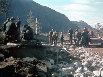 Sovjetiske krigsfanger i arbeid på veien over Heia mellom Mørsry og Sildhopvatn i 1944. Foto: Johannes Martin Hennig. Arkiv: Nordlandsmuseet. kulde under fluktforsøket.