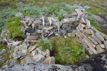 Rester etter tysk vaktbu innenfor Hellmobotn. Foto: Oddmund Andersen. rømt fra en fangeleir i Hamarøy. En av dem var en russisk eller karelsk doktor som snakket litt svensk.