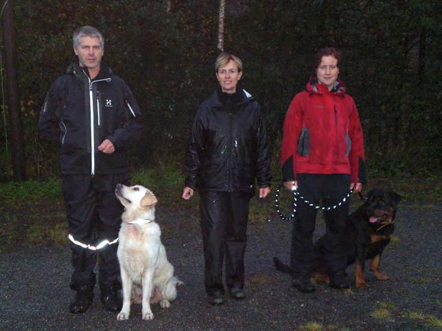 Bronsemerket 30 sept 2009 Jarle Frederich med Ariel (golden) og Irene Kjønnerød med Bittebit's C-Casper (rottweiler) har bestått og fått bronsemerket