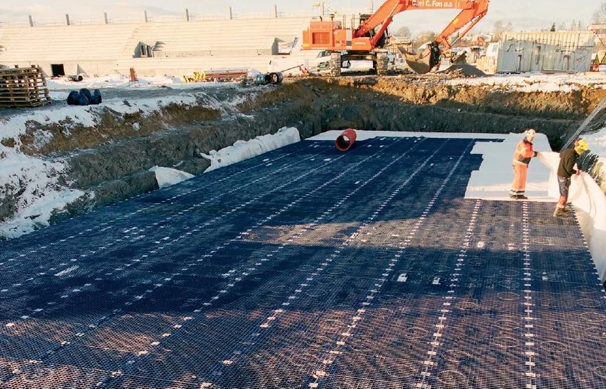 Avrenning fra tette flater: For asfaltert adkomstveg og gjesteparkering på den nordlige delen av tomten vil man anta avrenning mot gang/sykkelveg slik avrenningen også foregår for dagens situasjon.