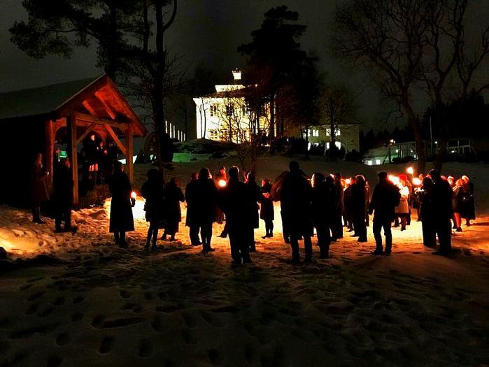 FLØIEN FOLKERESTAURANT JULEFEIRING MED UTSIKT OVER BERGEN FELLES JULEBORD PÅ FLØYEN Sammen med andre gjester på utvalgte datoer!