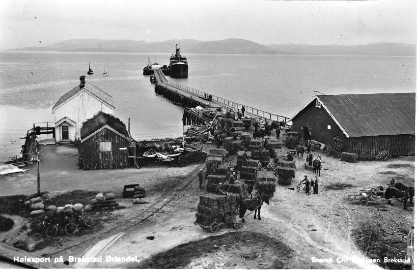 Kommunen med kystbyen Brekstad kai i 1933. En betydelig mengde høy ble solgt fra Ørlandet og sendt med båt fra kaia på Brekstad. Denne kaia lå i samme område som dagens kaianlegg.