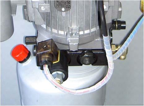 Sjekk kondensator Sjekk el.tilkoblinger og kabelsko, sikringer NB 16 Amp Treg sikring Motor slurrer Bukken vil ikke løfte Hydraulikkoljen sirkulerer tilbake til tank.
