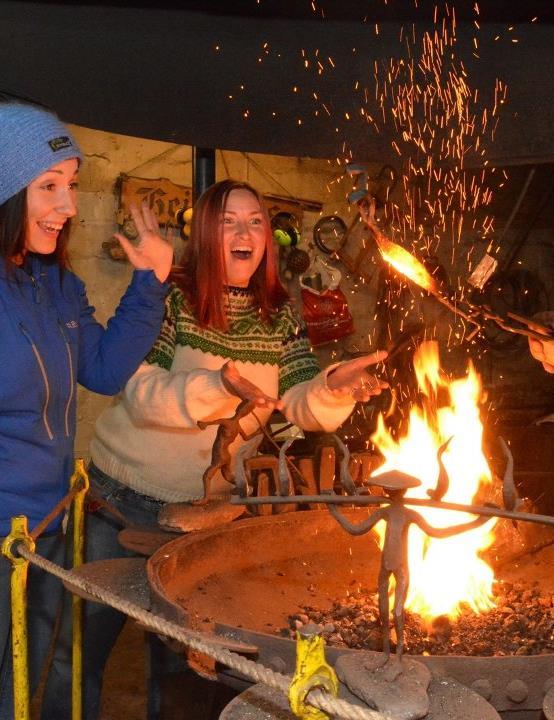 Du vil ikke bare bli overrasket over det krystallklare vannet men også av de imponerende fjellene som danner bakteppet for et utenomjordisk