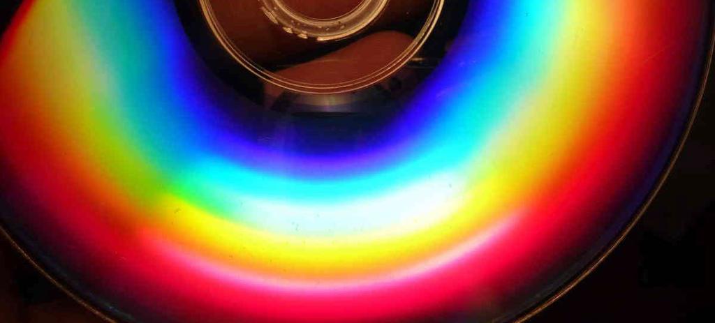 Aktivitet 1 Vi splitter lys Forklar at lys kan splittes i forskjellige farger. De fleste har nok sett en regnbue.