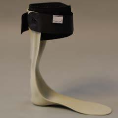 STABIL droppfotortose ART.NO 80111 En anatomisk utformet ortose i stabil plast som motvirker feilstilling i fotleddene og droppfot. Hull ved hælen og på leggen gir lav vekt og god komfort.