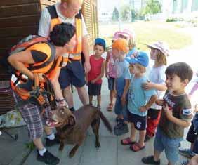 Besuch Kindergarten Verschiedene Statistiken belegen, dass Kinder viel häufiger von Hunden gebissen werden als Erwachsene. Es lohnt sich auf jeden Fall Zeit in Präventionsmaßnahmen zu investieren.