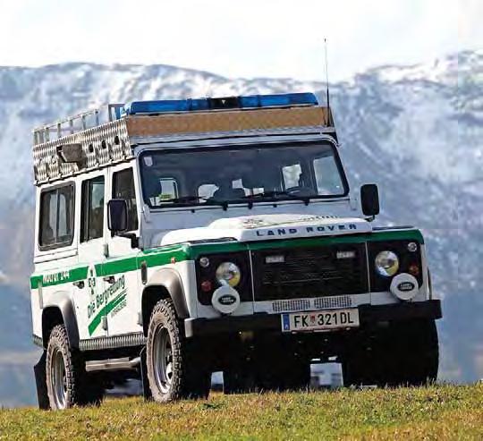 Offizieller Fahrzeugausrüster der Bergrettung Schwierige Einsätze im Gelände brauchen erfahrene Einsatzkräfte die mit allen Situationen fertig werden - der DEFENDER ist das